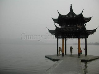 六月十五日夜泛西湖，风月温丽