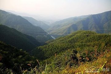 四明人董峄久居岳市，乞诗