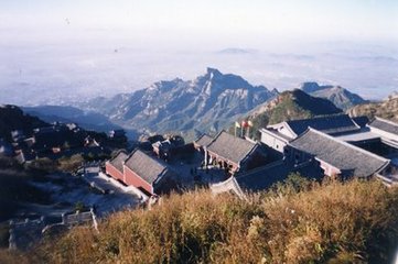 胡丈广仲范伯崇自岳市来同绝顶举酒极谈得闻
