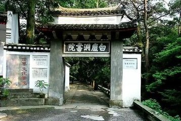 登湓城浦望庐山初晴，直省赍敕催赴江阴