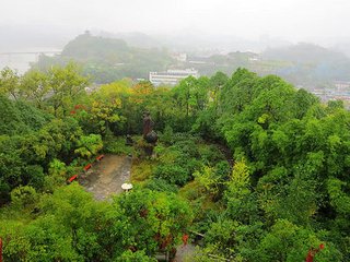 雨岁锦屏之游不克见郑令因以寄之