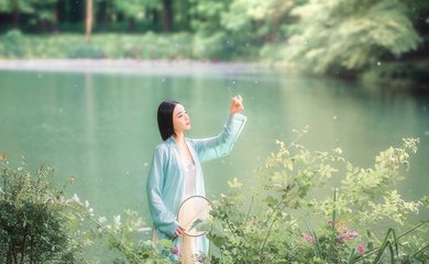 菩萨蛮·玉纤倒把罗纨扇